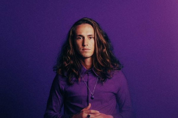 Com música em homenagem a Chorão, Vitor Kley lança Turma do Menino Sol - Volume 2