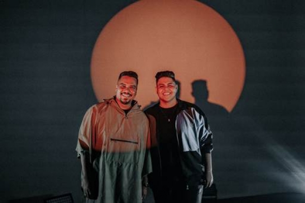 Rogerinho realiza sonho de infância e grava clipe com Sorriso Maroto!