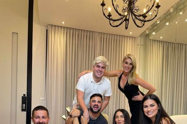 Simaria reúne amigos e influencers em jantar especial