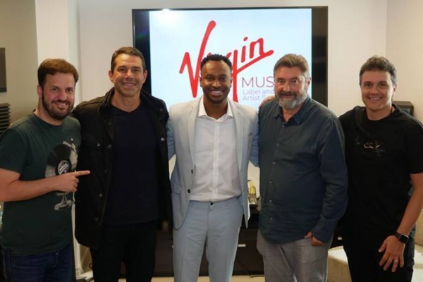 Thiaguinho assina contrato com a Virgin Music