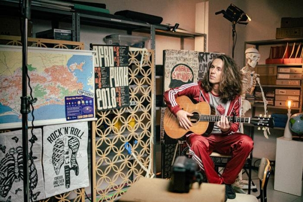 Sucesso nas rádios do país, versão acústica de “O Amor Machuca Demais", de Vitor Kley, ganha clipe