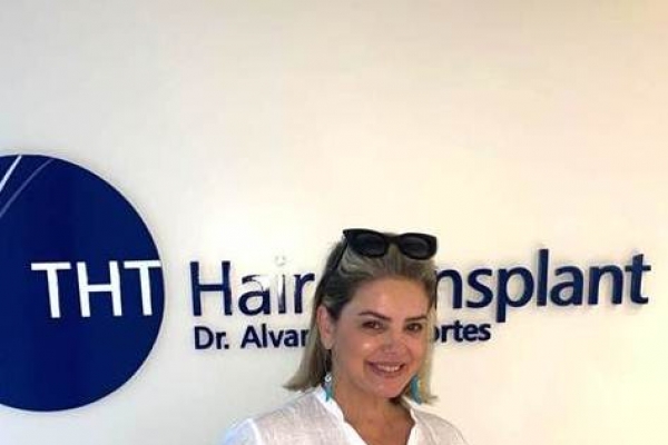 Mari Alexandre realiza procedimento estético para queda capilar