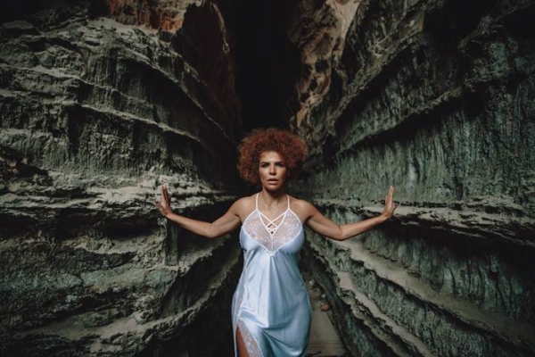 Vanessa da Mata lança clipe de "Hoje Eu Sei", nua de vestimentas e amarras