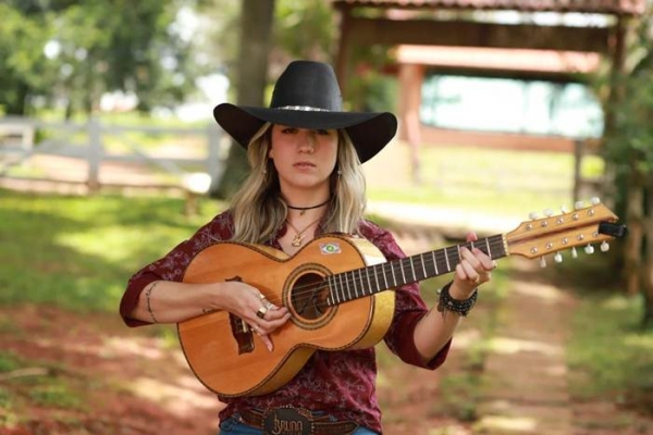 Bruna Viola se apresenta no evento “Brasa e Viola”