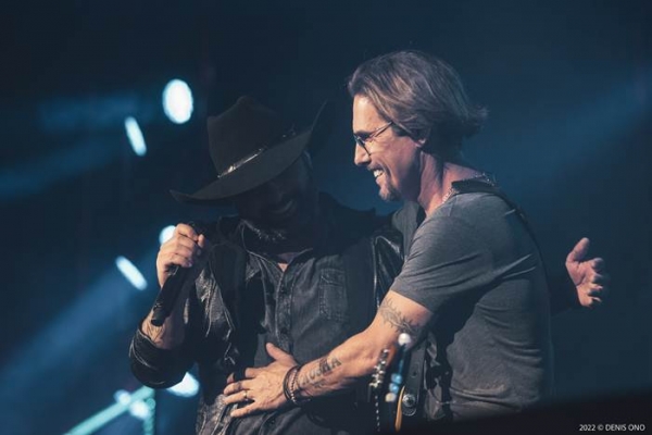 Com o Espaço Unimed lotado, Edson e Hudson estreiam “Iguais”, a nova turnê!