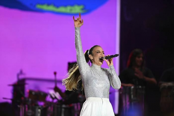 Ivete Sangalo agita Florida Cup Fan Fest no palco do Universal Studios Florida