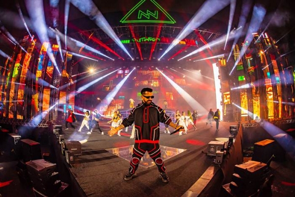 DENNIS reúne 10 mil pessoas em show histórico e ganha certificado de ouro em São Paulo