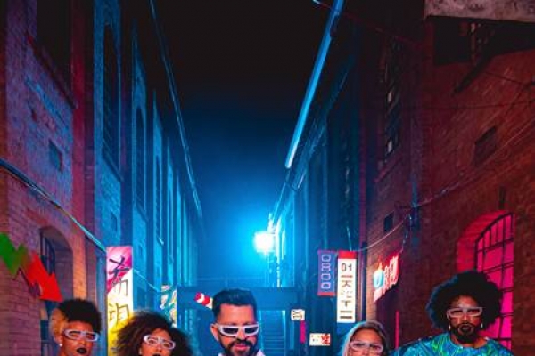 DENNIS esquenta o público para o verão e explora metaverso em clipe inédito