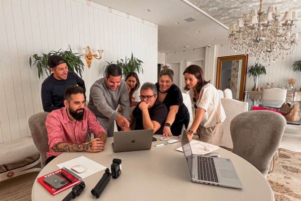 Simone se reúne com equipe para definição de sua nova logomarca