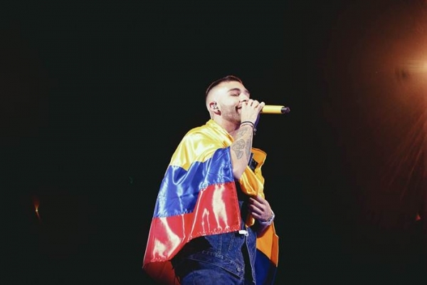 Coldplay surpreende mais de 55 mil fãs e convida Manuel Turizo para cantar o hit "La Bachata" em show na Colômbia