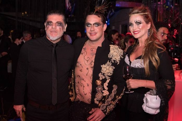 Centenas de famosos prestigiam a 3ª edição do Baile do Helinho em temática especial de halloween