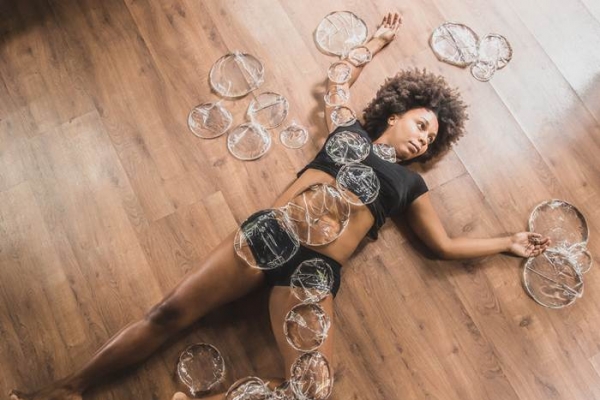 O espetáculo “Onde estamos imersas”, criado pela coreógrafa Dani Lima em colaboração com 10 artistas, estreia, dia 8 de dezembro, no Sesc Copacabana