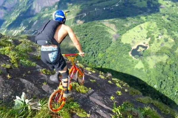 Brasileiro é o primeiro a realiza saltos de bike no ar com manobras inovadoras