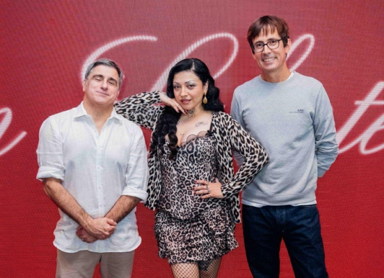Afo Verde, Presidente e CEO da Sony Music Latin-Iberia, Mon Laferte e Alex Gallardo, presidente da Sony Music US Latin