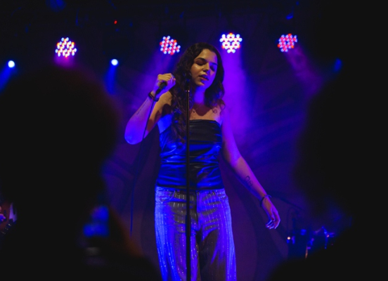 Cantora baiana mostra todo seu poder vocal nas canções "Para Que Não Se Repita", "Sozinha", "Loucura" e "É Preciso Se Perder"