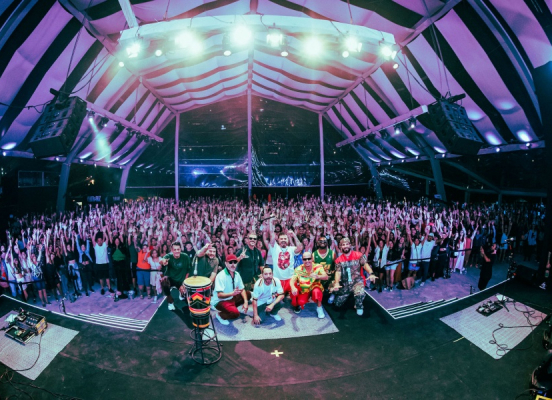 Planta e Raiz lota espaço Varada Estaiada, em São Paulo, para um show diferente