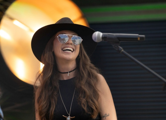 Bruna Viola Improvável: cantora grava novo audiovisual com canções inéditas e reforça sua versatilidade musical