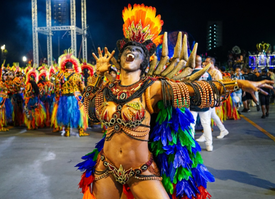 Carla Prata aposta em visual inédito e ressurge selvagem e irreconhecível em desfile