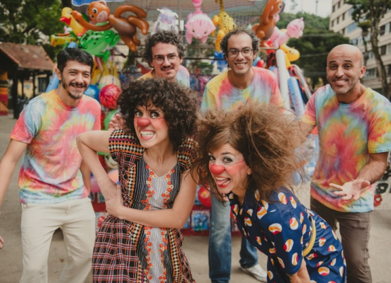 Espetáculo Cucaracha e Theobalda – O Show leva arte e alegria às escolas públicas do Rio de Janeiro