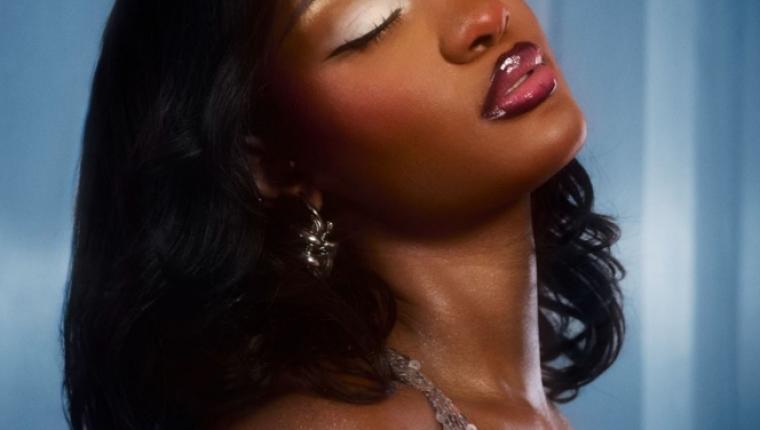 Tems lança novo EP "Love Is A Kingdom", já disponível