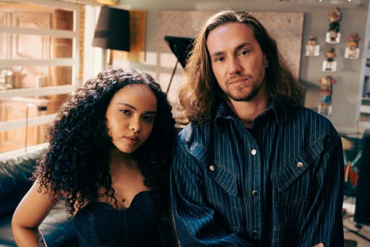 Vitor Kley e Joyce Alane no criativo clipe "Abalo Psicológico"